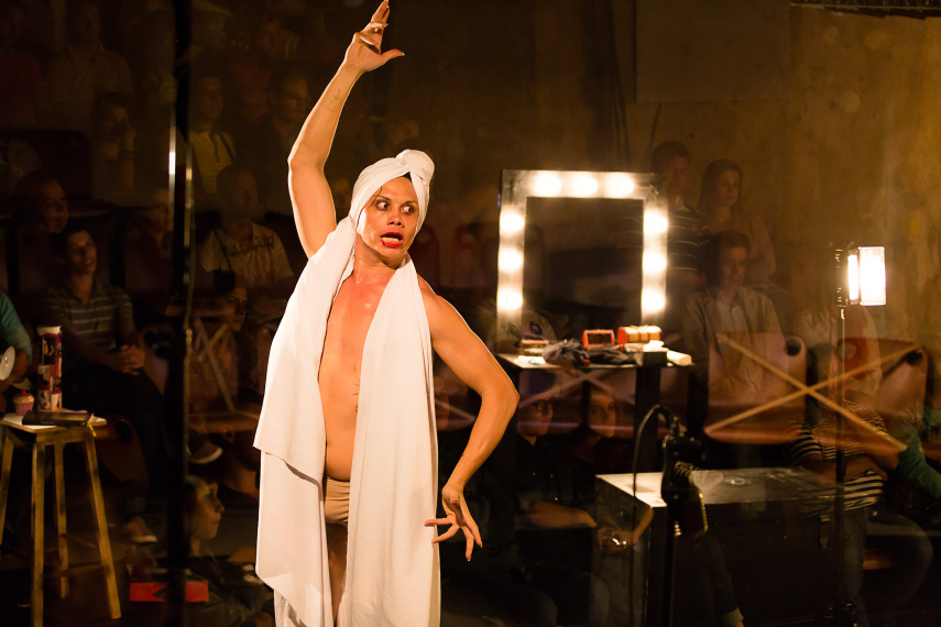 O espetáculo tem uma estrutura de cabaret, com esquetes e números musicais que se entrelaçam, compondo um mosaico da realidade trans no Brasil