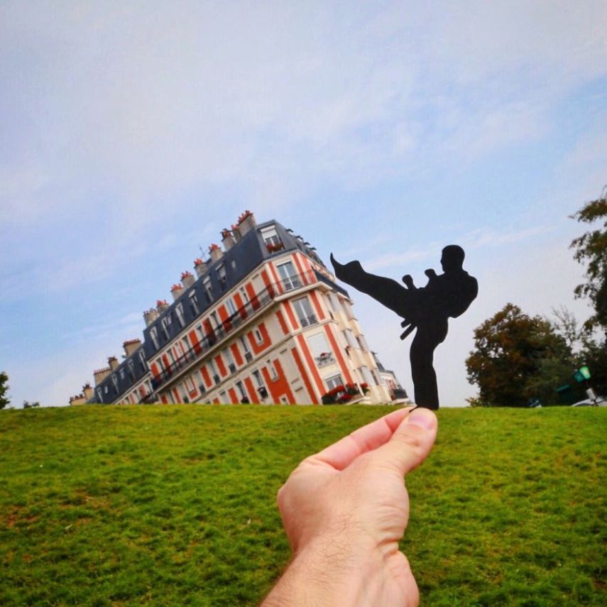 O inglês Rich McCor utiliza recortes de papel para 'transformar' pontos turísticos pela Europa