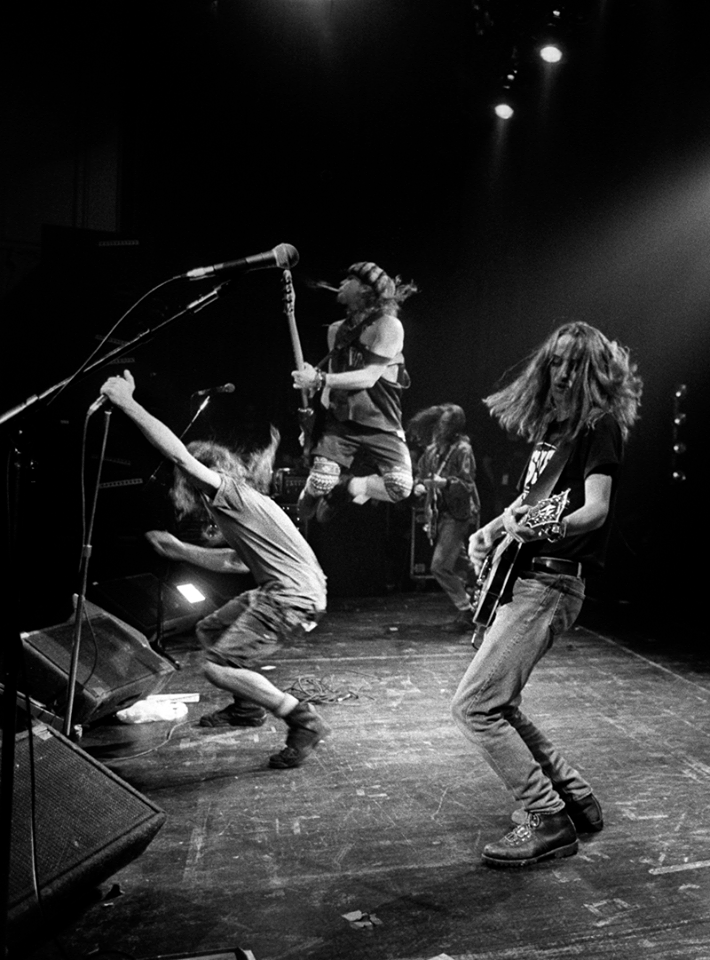Pearl Jam, de US$ 500 mil (R$ 1.953 milhão) a US$ 749.999 (R$ 2.930 milhões).