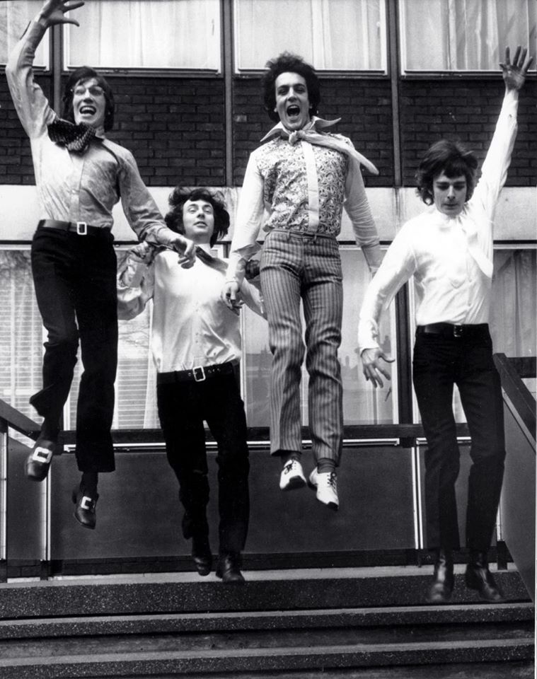 Pink Floyd, de US$ 750 mil (R$ 2.942 milhões) a US$ 999.99 (R$ 3.923 milhões).