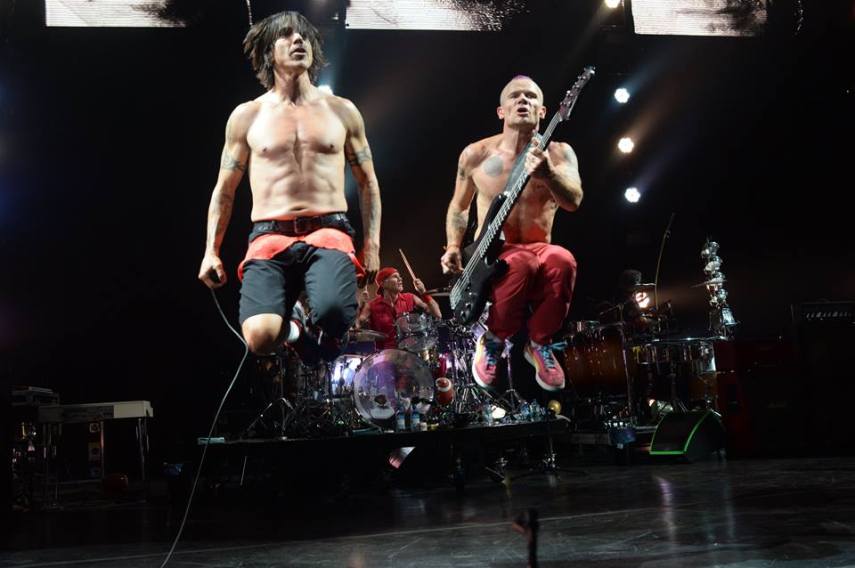 Red Hot Chili Peppers, de US$ 750 mil (R$ 2.942 milhões) a US$ 999.99 (R$ 3.923 milhões).