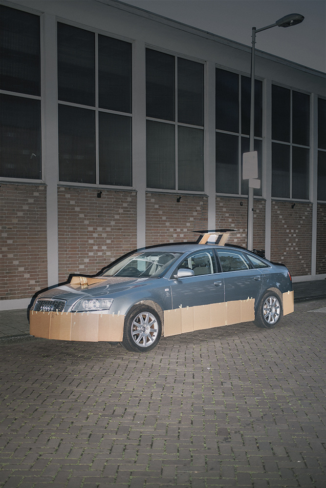 Fotógrafo usa papelão para tunar carros de desconhecidos pelas ruas de Amsterdã