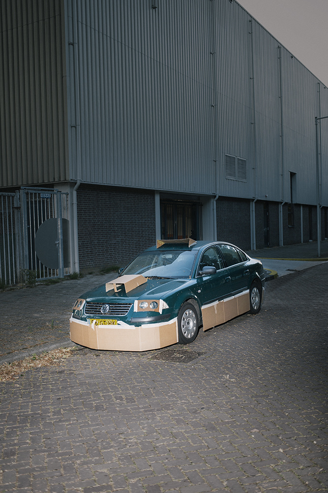 Fotógrafo usa papelão para tunar carros de desconhecidos pelas ruas de Amsterdã