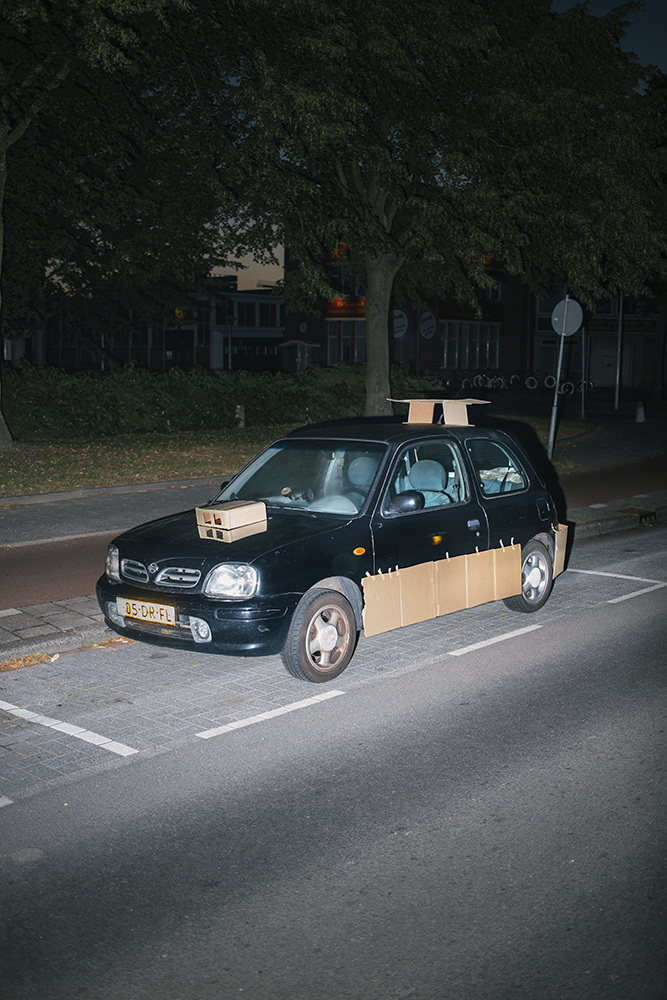 Fotógrafo usa papelão para tunar carros de desconhecidos pelas ruas de Amsterdã
