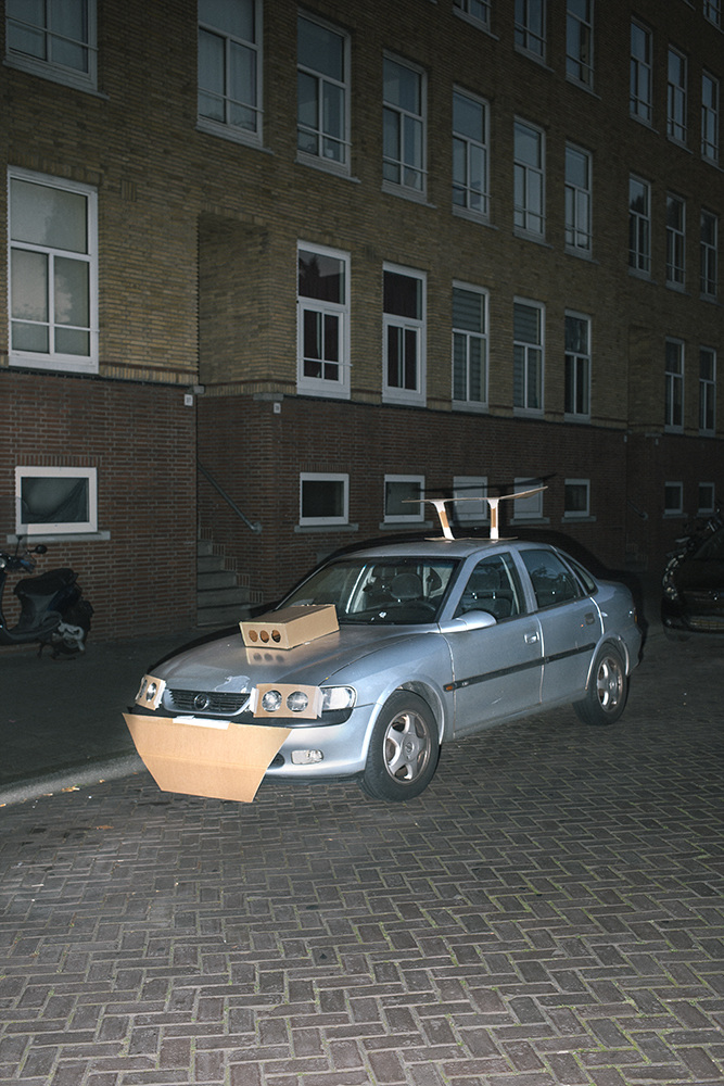 Fotógrafo usa papelão para tunar carros de desconhecidos pelas ruas de Amsterdã