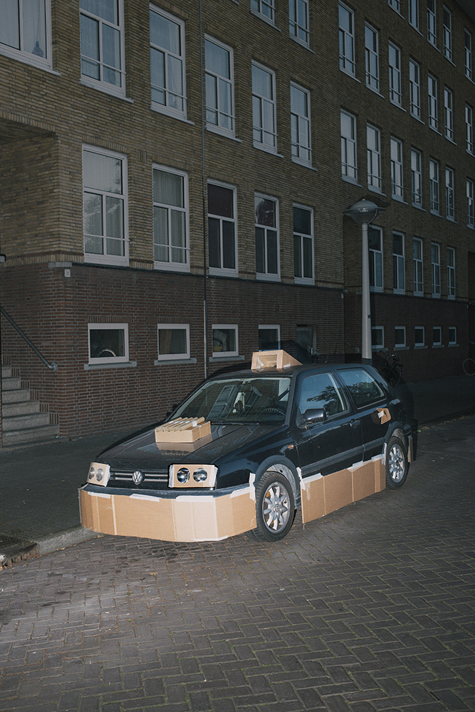 Fotógrafo usa papelão para tunar carros de desconhecidos pelas ruas de Amsterdã