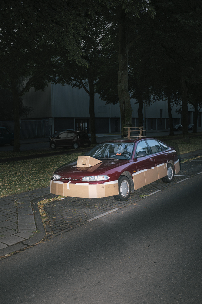 Fotógrafo usa papelão para tunar carros de desconhecidos pelas ruas de Amsterdã