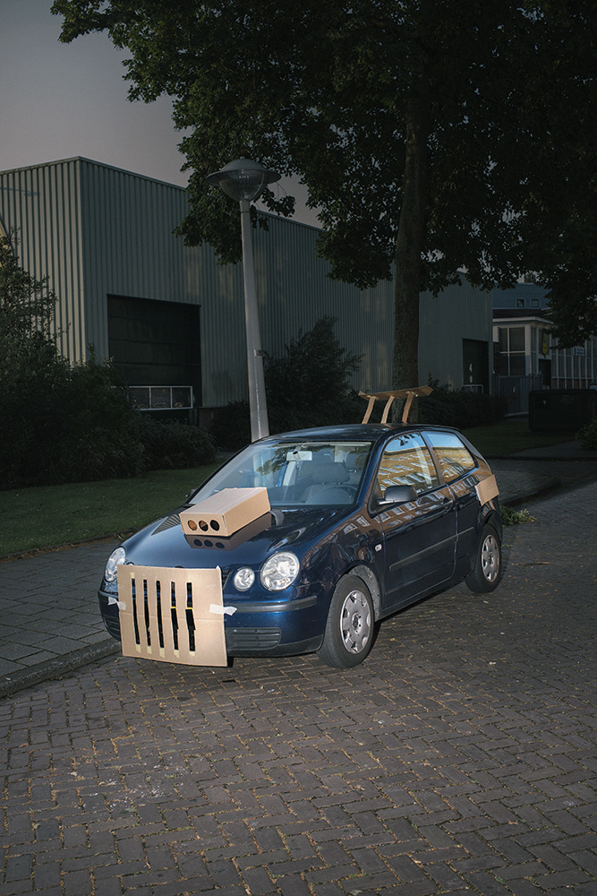 Fotógrafo usa papelão para tunar carros de desconhecidos pelas ruas de Amsterdã