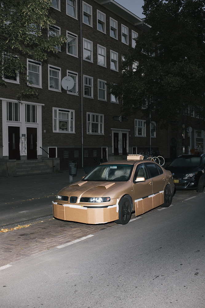 Fotógrafo usa papelão para tunar carros de desconhecidos pelas ruas de Amsterdã