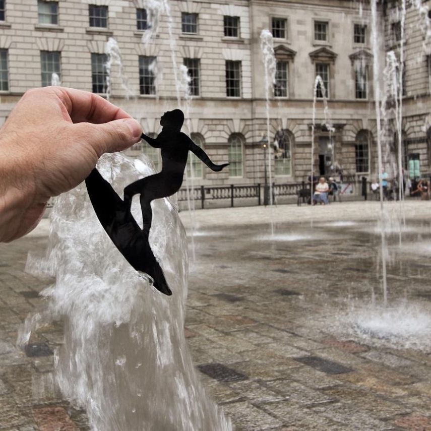 O inglês Rich McCor utiliza recortes de papel para 'transformar' pontos turísticos pela Europa