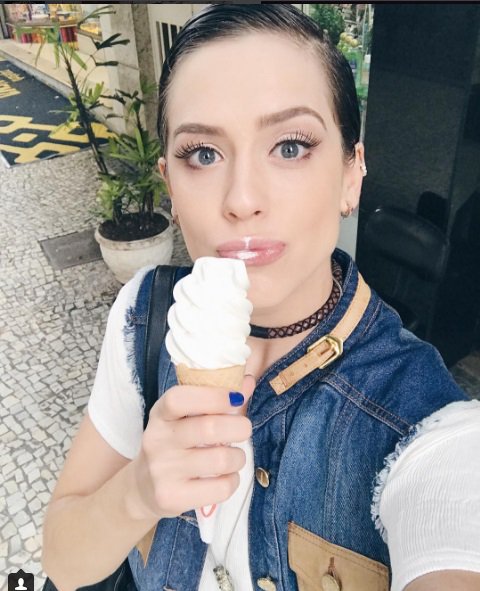 Rostinho delicado, bom humor, olhos claros...