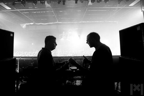 The Chemical Brothers, entre  US$ 350 mil (R$ 1.374 milhão) e US$ 499.999 (R$ 1.964 milhão).