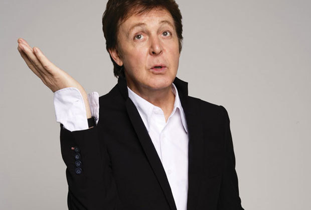 Paul McCartney teria morrido em 1967 durante um acidente de carro em Londres e substituído por um sósia. Os Beatles teriam espalhado sinais como a capa de Abbey Road, em que Paul é o único descalço.