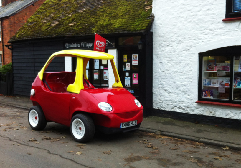 O carro da empresa Attitude Autos é um Daewoo modificado e é inspirado nos carrinhos Little Tikes