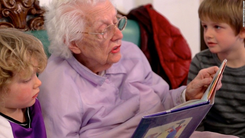 No Intergenerational Learning Center, em Seattle (EUA), idosos convivem com crianças em idade pré-escolar
