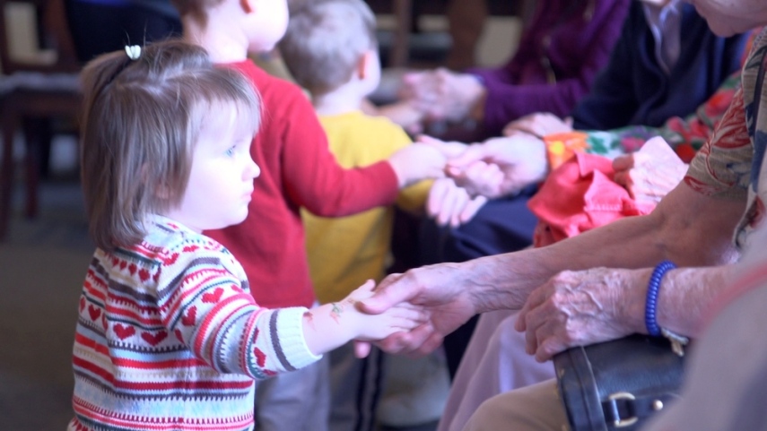 No Intergenerational Learning Center, em Seattle (EUA), idosos convivem com crianças em idade pré-escolar