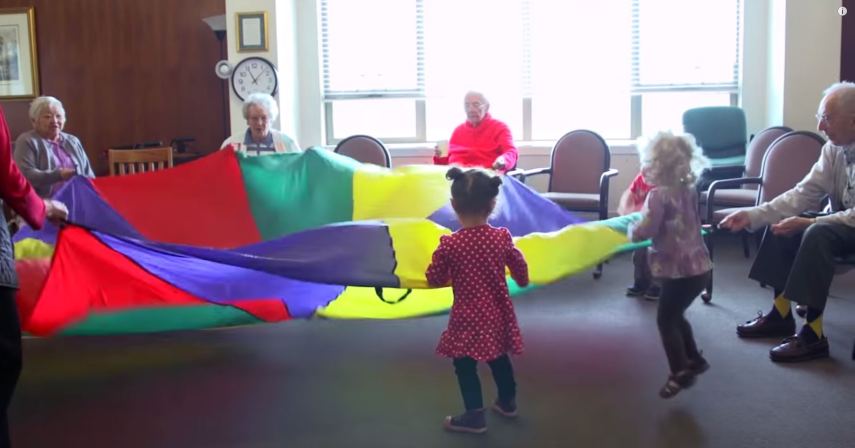 No Intergenerational Learning Center, em Seattle (EUA), idosos convivem com crianças em idade pré-escolar