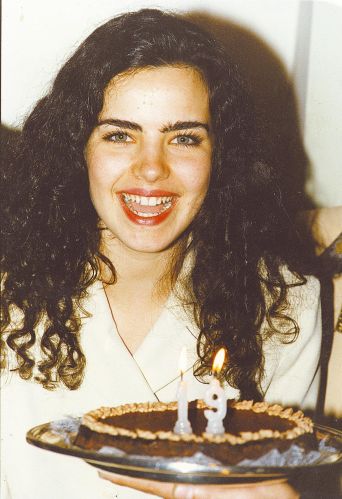 Ela migrou do mundo da moda para a televisão em 1994, aos 19 anos, na novela 