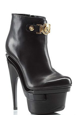 Bota da Versace - “Signature” Platform Booties/ Valor: $1.395 (o equivalente a R$ 5.440)