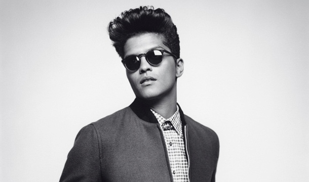 Depois de terminar o colégio, Bruno se mudou pra Los Angeles pra tentar a carreira na música. Lá, depois de muita luta, ele começou a produzir e compôr pra gente como Adam Lambert, Sean Kingston e Flo Rida.
