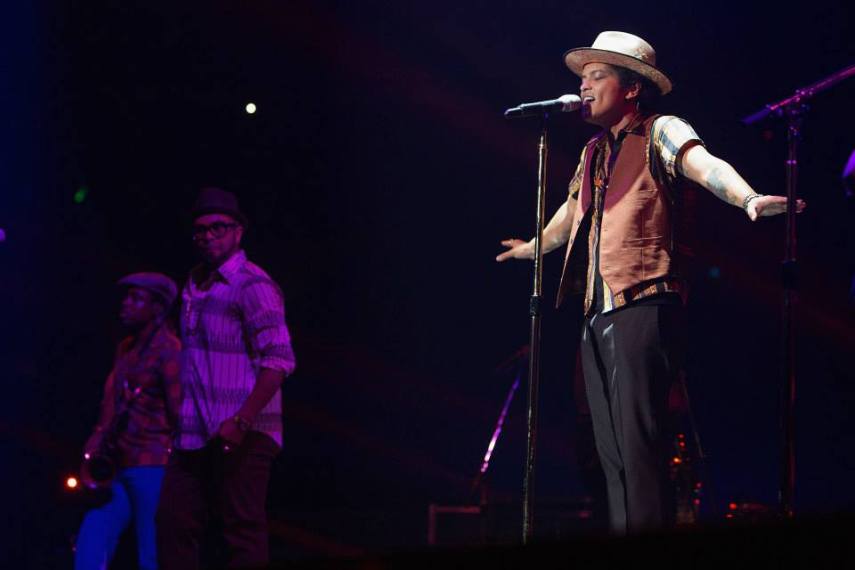 A partir daí, Bruno já tava cheio dos contatos e não demorou muito pra ele começar a ficar conhecido por cantar também. Em 2009 ele produziu e cantou na música Nothin' On You, do rapper B.o.B., e em 2010 soltou o seu primeiro single solo, Just The Way You Are.
