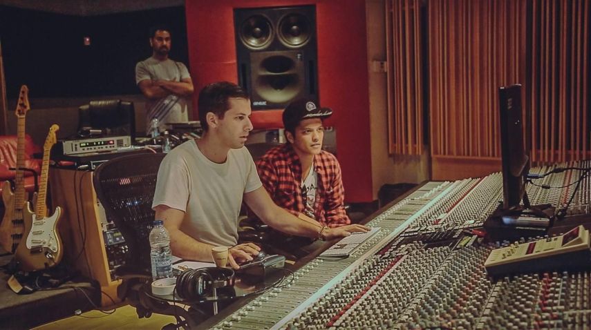 Bom, coisa vai e coisa vem, no meio desse rolê todo Bruno Mars e Mark Ronson acabaram se conhecendo. Já em 2012 eles trabalharam juntos na produção de algumas músicas do segundo álbum de estúdio de Bruno, o Unorthodox Jukebox, que impulsionou a carreira do músico havaiano de um jeito incrível