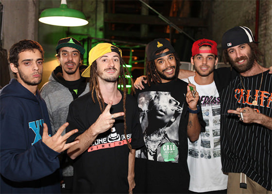 Os rappers cariocas também são do 4:20 e tiveram problemas com a polícia recentemente: um de seus integrantes foi preso em cima do palco por falar da erva nas músicas.