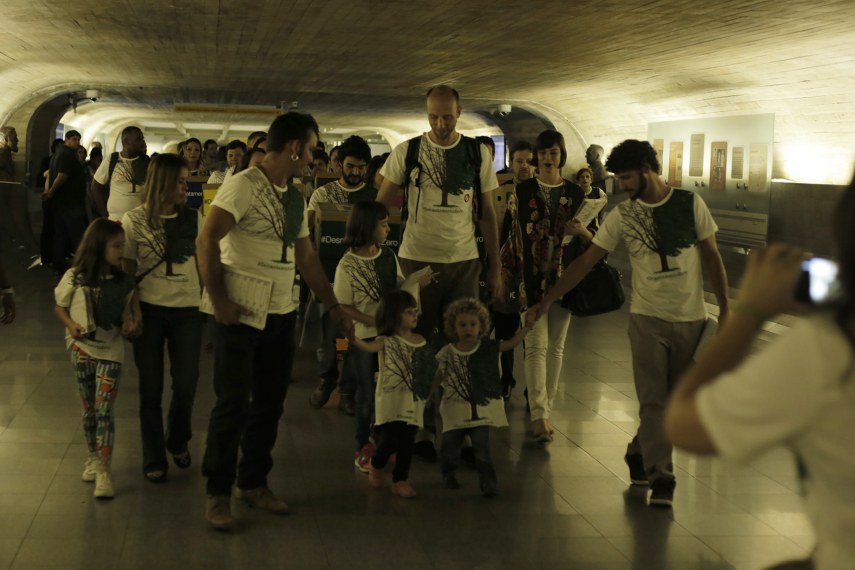 Maria Paula e Caio Blat no corredor do prédio do Senado, participando de ato do Greenpeace que pede o fim do desmatamento no Brasil