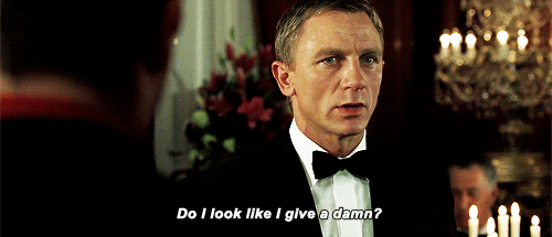 definitivamente, o daniel craig não se importa em parecer carrancudo demais