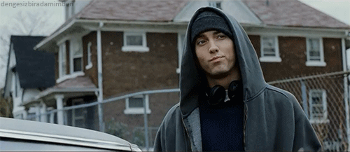 uma dúvida: alguém já viu o eminem sorrir?