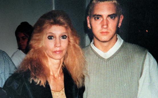 No meio das suas letras problemáticas, Eminem chegou a falar que iria estuprar sua mãe, Debbie Mathers, e que ela mesma já quis que o filho estivesse morto. Pesado demais. Por conta dessas e de outras ofensas, Debbie entrou na Justiça para processar o filho, pedindo 10 milhões de dólares