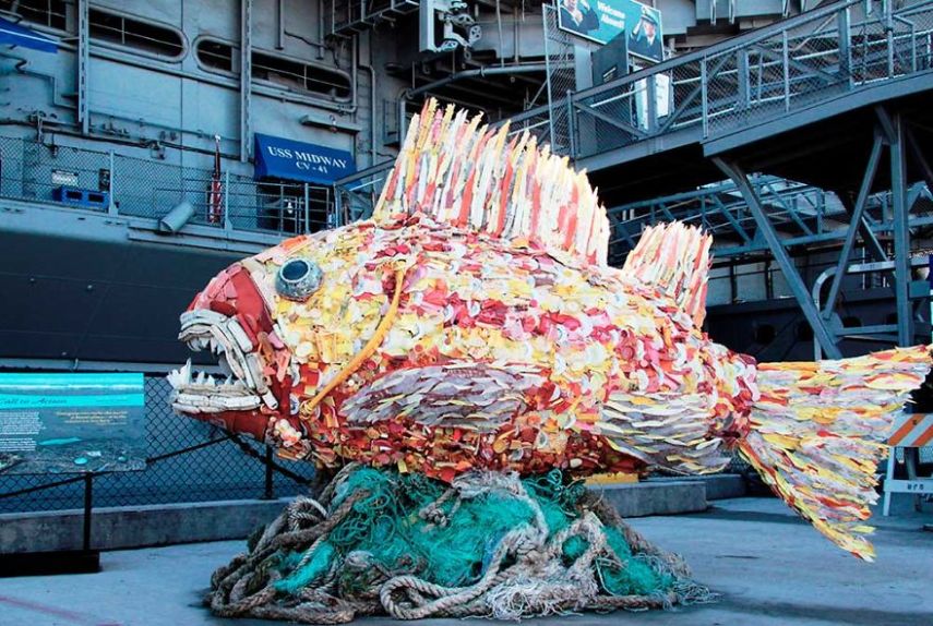Organização faz esculturas gigantes com lixo encontrado nas praias