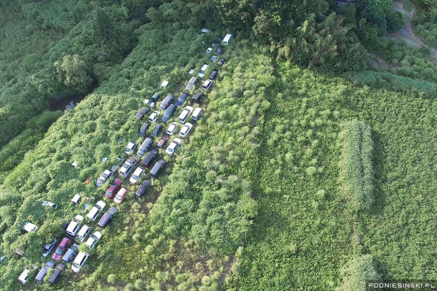 Veículos largados na Zona de Exclusão estão sendo engolidos pela natureza