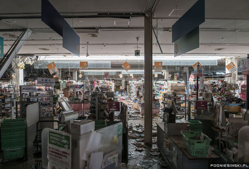 Os mercadinhos locais parecem cenário de The Walking Dead. Estão todos tomados por teias de aranhas