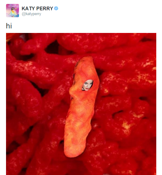 Porque precisávamos terminar essa galeria com a Katy Perry fantasiada de Cheetos no meio de uma gororoba vermelha indefinida. Obrigada, de nada.