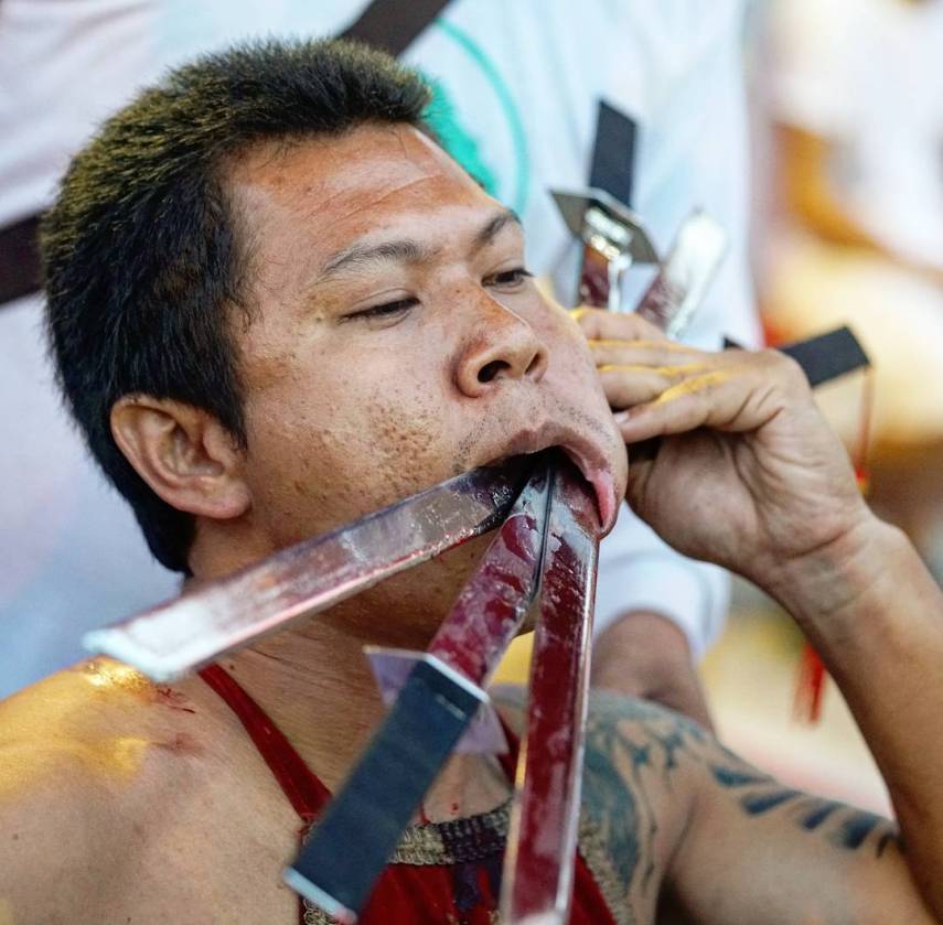 Participantes do evento anual acreditam que o autoflagelo é capaz de purificar a comunidade