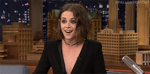 quando ela tenta sorrir, fica até parecendo meio louca, né? volta pro carão, kristen