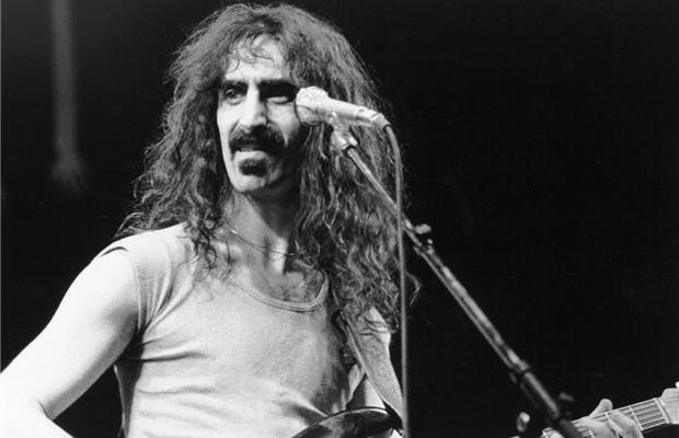 Uma das histórias mais nojentas dizem que  Frank Zappa teria entrado em uma disputa bizarra com seu colega Captain Beefheart para ver quem fazia a coisa mais bizarra no palco e que o ícone teria, então, comido cocô. Claro que a história não tem nada a ver.