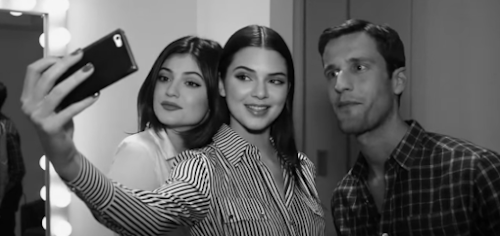 a kendall, por outro lado, é só sorrisos! nem parecem irmãs, né