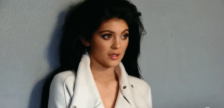 kylie tá seguindo os passos da irmã mais velha, a kim, e tem caprichado no carão sexy em ensaios de fotos ou nas próprias selfies