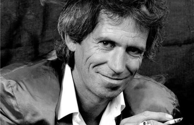 Uma das lendas mais difundidas do mundo do rock diz que o guitarrista Keith Richards, dos Rolling Stones, costumava fazer transfusão completa de seu sangue. Só por isso ele estaria vivo até hoje, após ter consumido drogas e álcool em ritmo frenético por décadas. O boato partiu do próprio guitarrista, que contou brincando ter passado uma temporada na Suíça para trocar de sangue. Richards também está envolvido com outra história famosa, só que esta é verdadeira. Ele próprio admitiu ter cheirado as cinzas do pai como forma de homenagem.