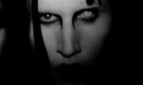 ... o cantor sinistrão Marilyn Manson :O