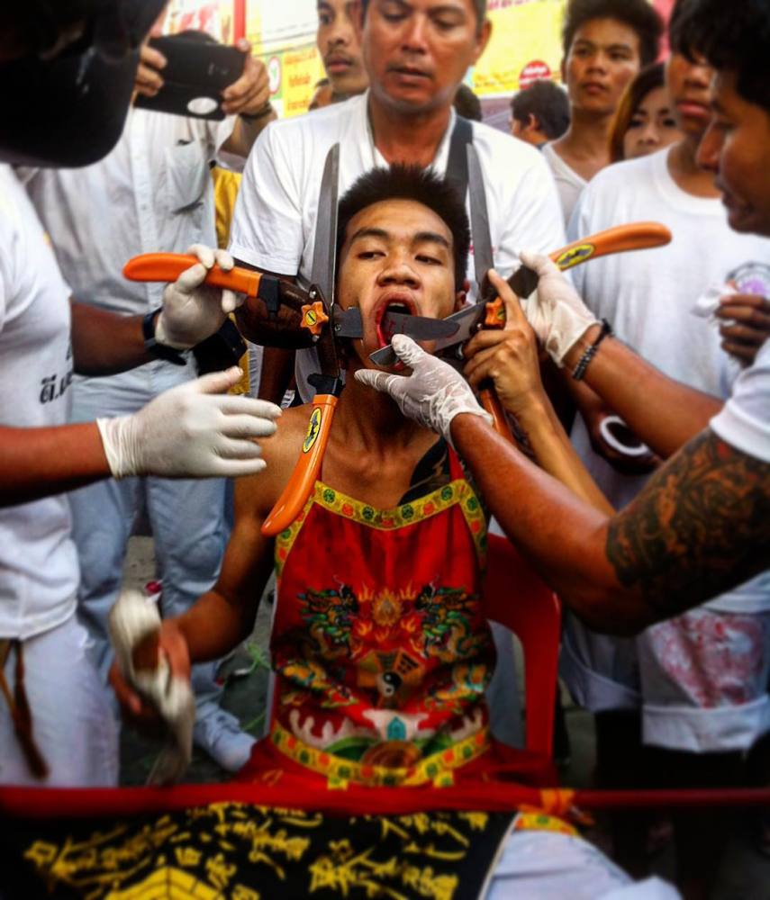 Participantes do evento anual acreditam que o autoflagelo é capaz de purificar a comunidade