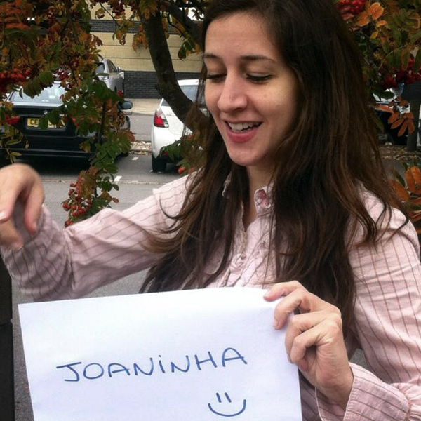 Eu só não usava meu nome de verdade por causa das histórias de pessoas que tinham a identidade roubada. Na época, pensei em usar algo diferente. Tinha menina que usava 'gatinha123', mas para mulher é muito fácil cair na conotação sexual, então eu usava nomes, como Nanda. O Joana veio de 'joaninha' porque eu tinha um brinco de joaninha. Tentei juntar Joaninha com o Nanda e criei a Joananda - sucesso zero!
