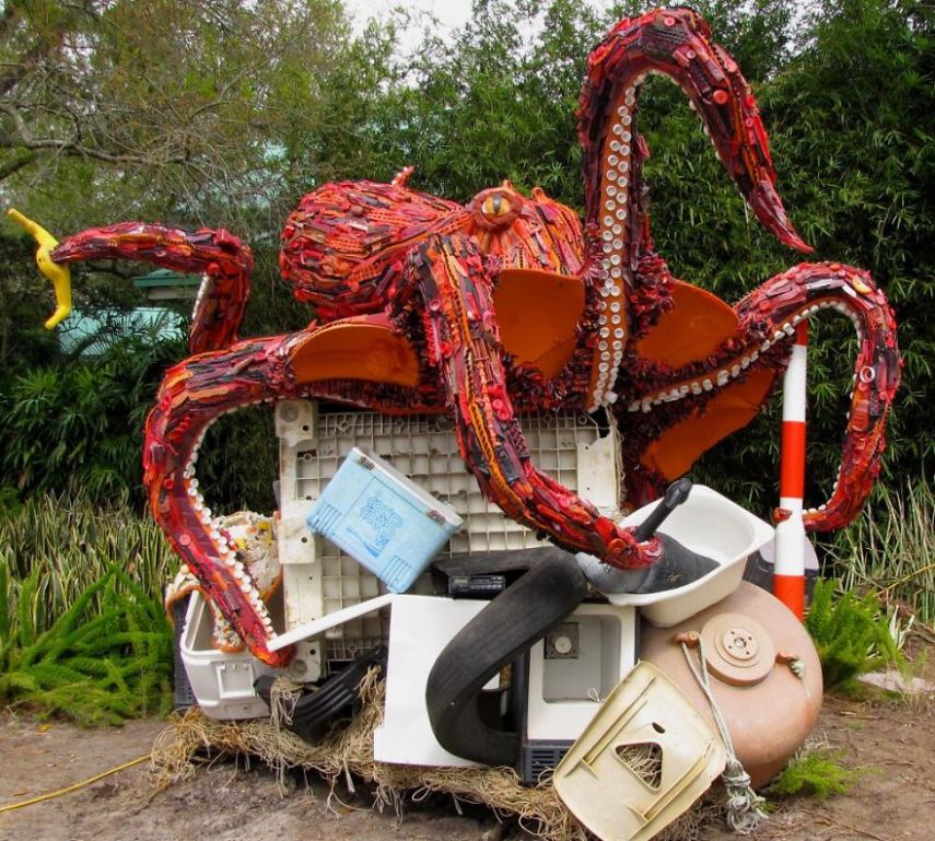 Organização faz esculturas gigantes com lixo encontrado nas praias