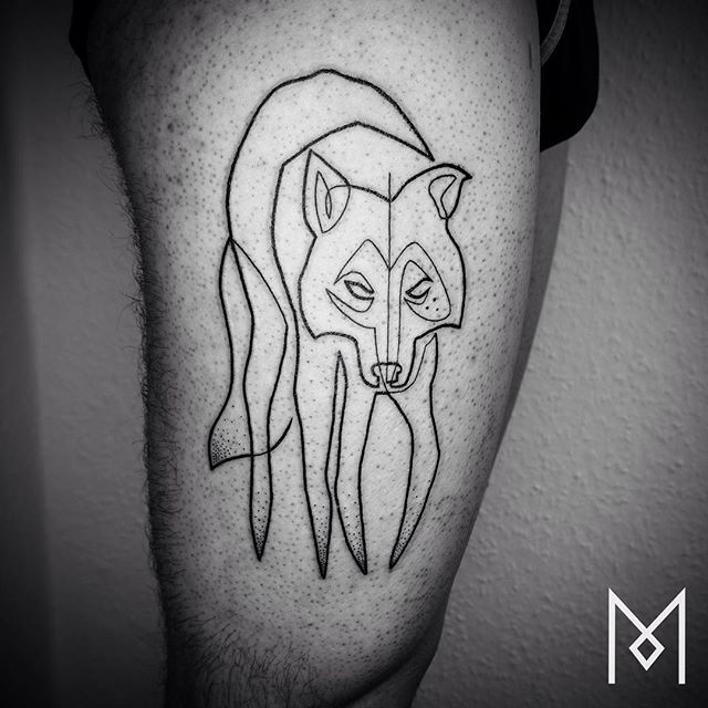 O tatuador Mo Ganji faz desenhos complexamente simples usando apenas linhas contínuas