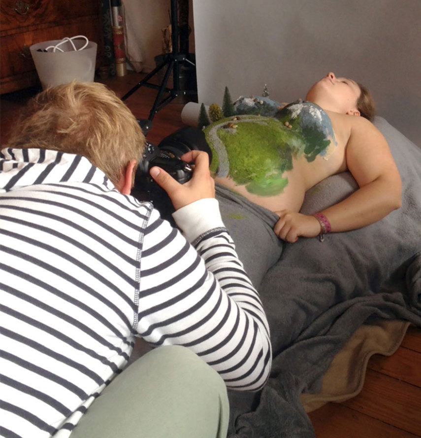 Fotógrafo usa a barriga da mulher grávida para construir cenários divertidos