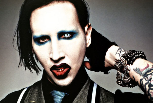 Mais uma envolvendo Marilyn Manson. Ele teria tirado um par de costelas pra fazer sexo oral em si mesmo. E tem gente que ainda acredita!