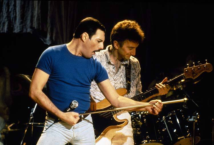 Freddie Mercury usava um piano como cabeceira da sua cama. No meio da noite, ele acordava e usava sua hipermobilidade para alcançar as teclas sem precisar se levantar. Assim, ele podia tocar o que tinha ouvido em seus sonhos -  e foi como Bohemian Rhapsody começou a surgir.