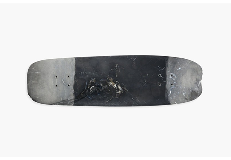 Rick Owens criou um skate que era feito de madeira petrificada, ou seja, só para decoração. Nada de colocar rodinhas e sair por aí andando. A peça de edição limitada custava $ 15,000 (R$57 mil) 